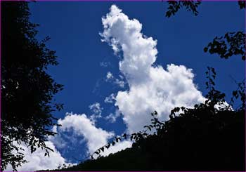 白雲湧く