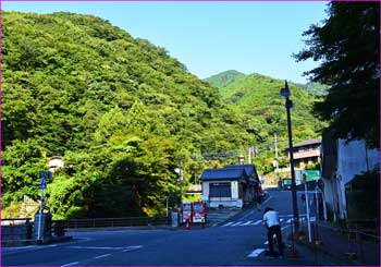 大山バス停口