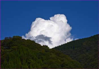 山の端に雲が