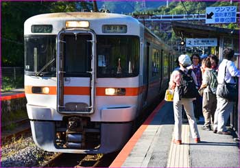 谷峨駅で