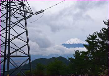 送電鉄塔に富士山