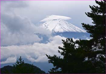 笠雲が富士に