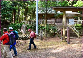 神明社で