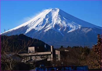 三ツ峠駅付近から富士山