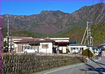 三ツ峠山望む