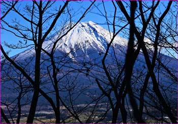 不動滝から富士山