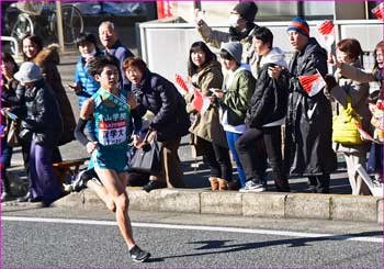 青山３位で