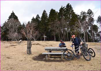 バイクの若者も