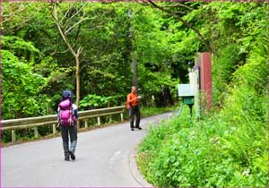 登山口に二人が