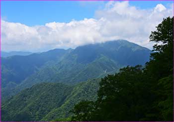 雲かかる大室山