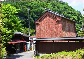 陣馬高原下の家