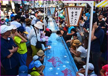 世界一大きな金魚すくい祭り