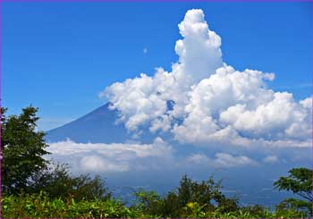 雲わく富士