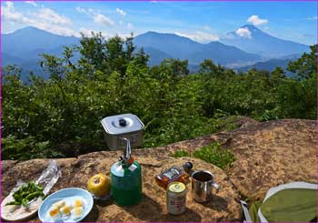 山頂で富士見酒