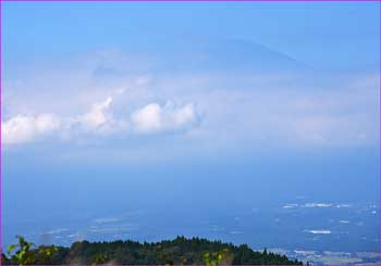 富士山微かに