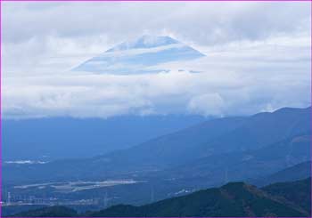 富士雲間に