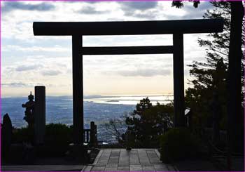 鳥居に江ノ島