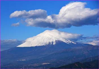 雲わく富士