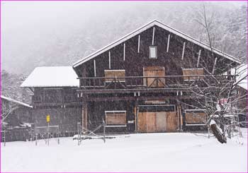 雪降る徳沢園