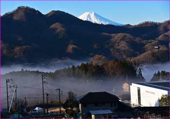 山の端に富士が