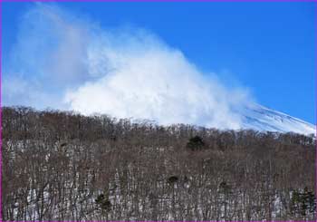 雲に巻かれた富士