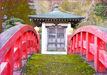 窟を祀る神社が