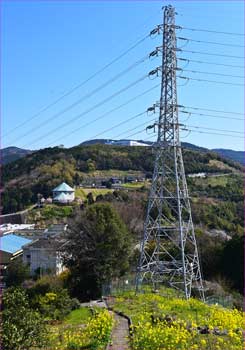 送電鉄塔と丸山