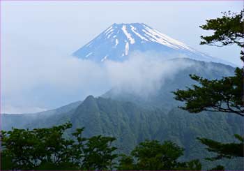 富士にまた雲が