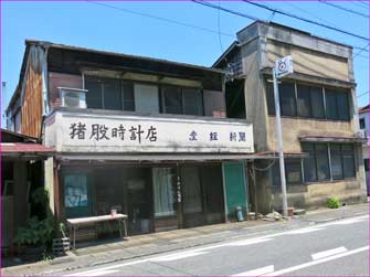 駅前の古商店