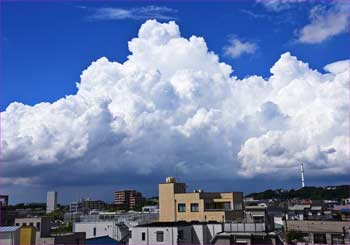 雲わいて