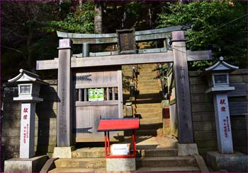 奥の院への登山口