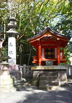 毛塚のある関神社