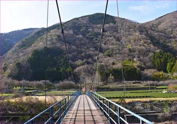 吊橋渡って