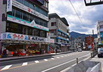 湯河原駅前