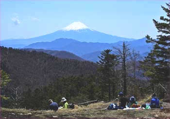 山頂の富士