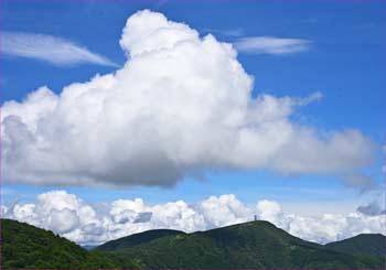 雲湧く