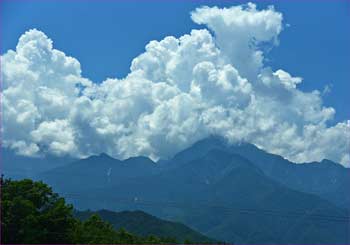 甲斐駒に雲が