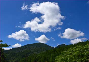 雲湧く