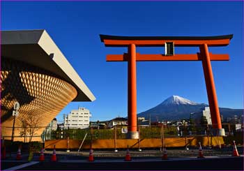 大社鳥居と富士