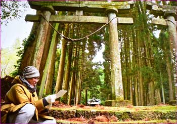 神社前で