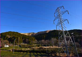 送電線鉄塔と大野山