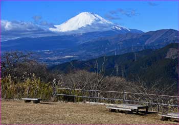 山頂の富士