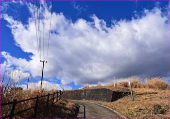 雲湧いて