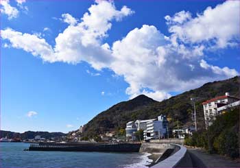 寝姿山に雲が