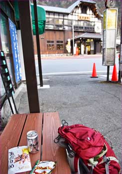 打上の缶ビール