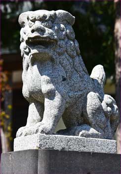 東鳥居の狛犬