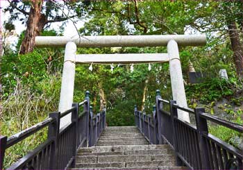 頼朝墓石の鳥居