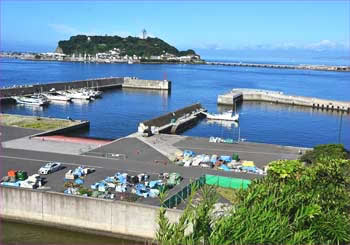 江ノ島と腰越港