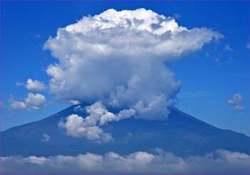 富士山に雲が