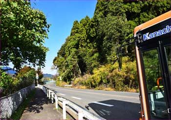 登山口前